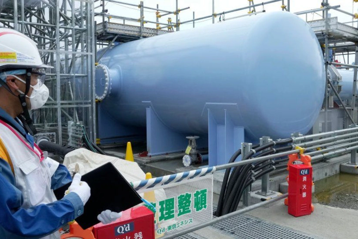 СМИ: Рабочих с АЭС "Фукусима-1" госпитализировали из-за заражения радиацией